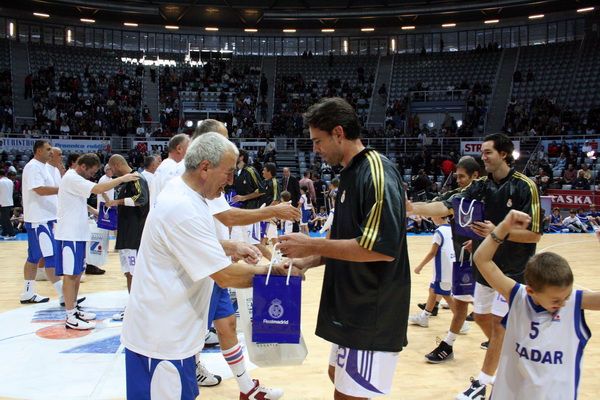 KK Zadar – Real Madrid, umirovljenje dresova 10 (Giuseppe Giergia) i 11 (Kresimir Cosic), Foto; Mladen Malik KK Zadar – Real Madrid, umirovljenje dresova 10 (Giuseppe Giergia) i 11 (Kresimir Cosic), Foto; Mladen Malik
