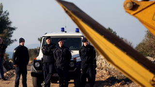 Vir, 190213.
Otoki Vir. 
Kao sto je i najavljeno, pocelo je rusenje ilegalnih objekata. Polazisna tocka bagera je otok Vir na kojem je oko 8.000 bespravno izgradjenih objekata. Nesto prije 9 sati prvi je bager stigao na taj otok. Policija asistira na podr