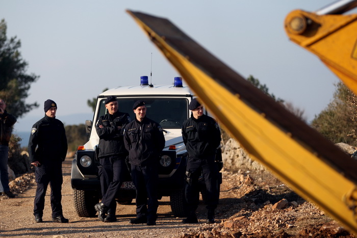 Vir, 190213.
Otoki Vir. 
Kao sto je i najavljeno, pocelo je rusenje ilegalnih objekata. Polazisna tocka bagera je otok Vir na kojem je oko 8.000 bespravno izgradjenih objekata. Nesto prije 9 sati prvi je bager stigao na taj otok. Policija asistira na podr