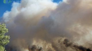 Zemaljske i zračne vatrogasne snage gase veliki šumski požar kod Crvene luke. Foto: Franjo Jurić/eBiograd Zemaljske i zračne vatrogasne snage gase veliki šumski požar kod Crvene luke. Foto: Franjo Jurić/eBiograd