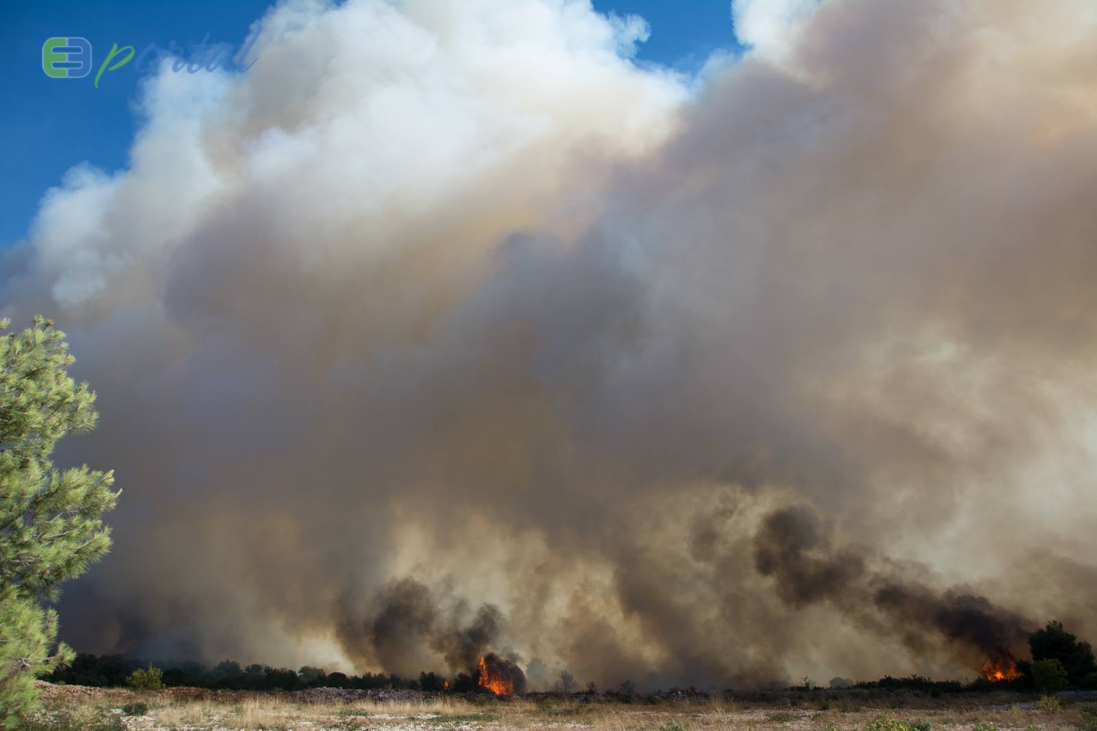 Zemaljske i zračne vatrogasne snage gase veliki šumski požar kod Crvene luke. Foto: Franjo Jurić/eBiograd Zemaljske i zračne vatrogasne snage gase veliki šumski požar kod Crvene luke. Foto: Franjo Jurić/eBiograd