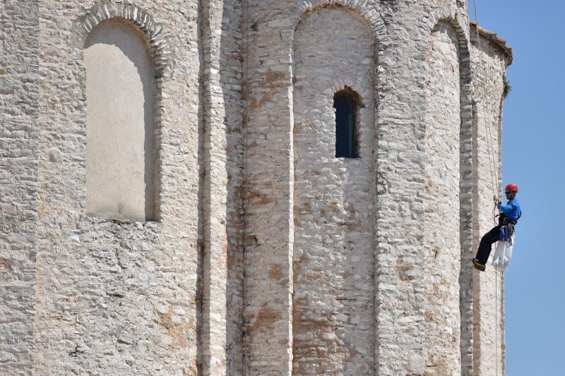 Alpinisti čiste crkvu sv. Donata od korova u redovitom održavanju pred početak turističke sezone. Foto: Dino Stanin/PIXSELL Alpinisti čiste crkvu sv. Donata od korova u redovitom održavanju pred početak turističke sezone. Foto: Dino Stanin/PIXSELL