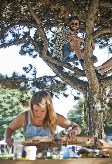 Zagreb, 280812.
Britanski umjetnicki kolektiv Giant Robots koji od danas pa do 9. rujna boravi u Zagrebu izradit ce dosad najvecu privremenu skulpturu od otpadnog drveta na javnom prostoru u Hrvatskoj koja ce na Galeriji Bacva (zgrada Hrvatskog drustva li