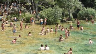 Paklene vrucine i visoke temperature natjerali su domace i strane goste da osvjzenje potraze u NP Krka. Photo: Hrvoje Jelavic/PIXSELL
