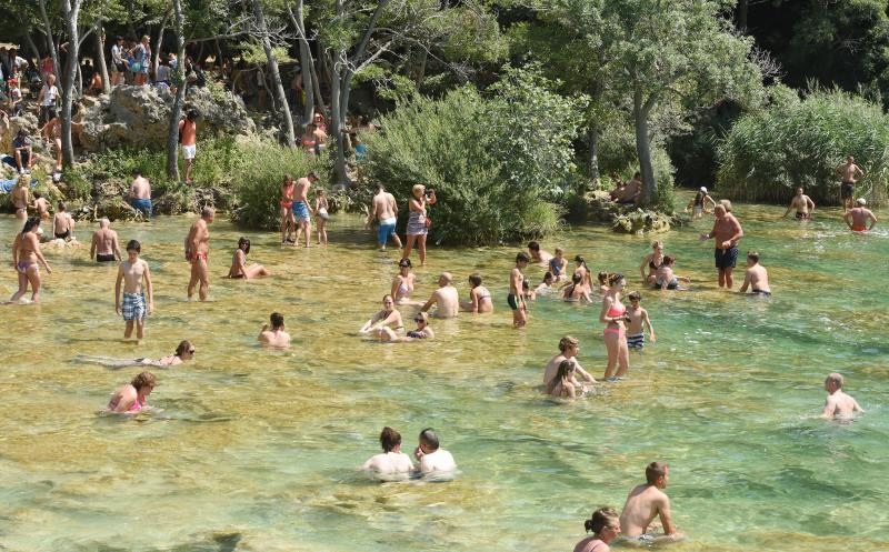 Paklene vrucine i visoke temperature natjerali su domace i strane goste da osvjzenje potraze u NP Krka. Photo: Hrvoje Jelavic/PIXSELL