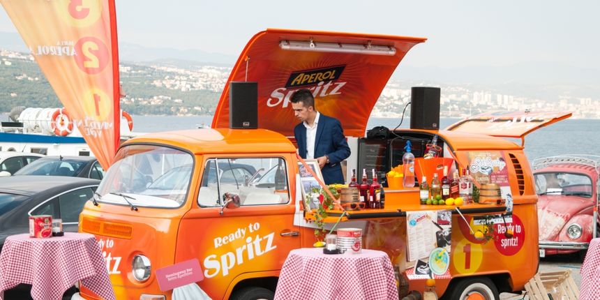 Putujući bar Aperol Spritz krenuo na ljetnu turneju Hrvatskom Putujući bar Aperol Spritz krenuo na ljetnu turneju Hrvatskom