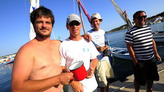 Betina, 150810.
U Betini na otoku Murteru danas je odrzana tradicionalna regata brodova na “latinskog idro ” pod nazivom “Regata za dusu i tilo”, na regati je sudjovalo preko gajeta, leuta i kaica pobjedili su domacini iz Betine.
Na slici (drugi sa ljeva) Betina, 150810.
U Betini na otoku Murteru danas je odrzana tradicionalna regata brodova na “latinskog idro ” pod nazivom “Regata za dusu i tilo”, na regati je sudjovalo preko gajeta, leuta i kaica pobjedili su domacini iz Betine.
Na slici (drugi sa ljeva)