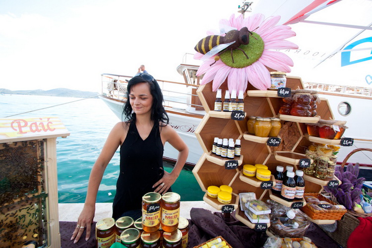 Biograd: 6. Dugi svehrvatski eno-eko-gastro-etno stol, Foto: Franjo Jurić Biograd: 6. Dugi svehrvatski eno-eko-gastro-etno stol, Foto: Franjo Jurić