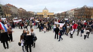 Prosvjed #spasime: Tomislavov trg u Zagrebu pun ljudi, došao i Plenković Prosvjed #spasime: Tomislavov trg u Zagrebu pun ljudi, došao i Plenković