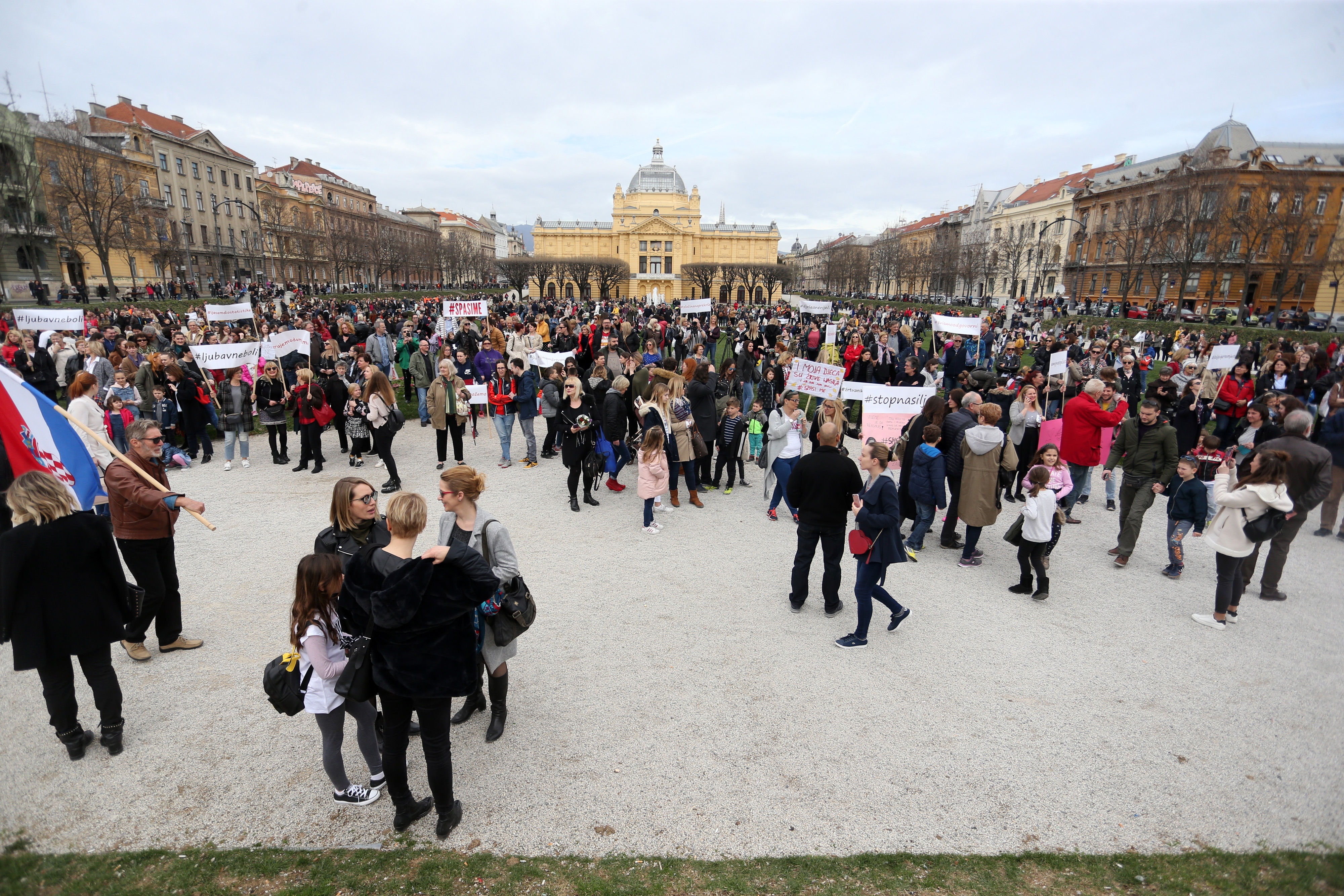 Prosvjed #spasime: Tomislavov trg u Zagrebu pun ljudi, došao i Plenković Prosvjed #spasime: Tomislavov trg u Zagrebu pun ljudi, došao i Plenković