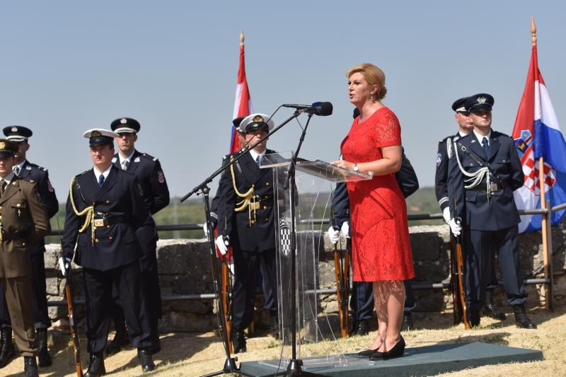 Uz zvukove hime “Lijepa naša” podignuta je zastava Republike Hrvatske na Kninskoj tvrđavi Uz zvukove hime “Lijepa naša” podignuta je zastava Republike Hrvatske na Kninskoj tvrđavi