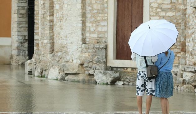 Opis  30.7.2014., Zadar – Obilna kisa opet je u potpunosti potopila anticki Forum. Poplava je zadavala glavobolje turistima koji su se pokusavali probiti do crkve sv.Donata. Photo: Dino Stanin/PIXSELL Autor  Dino Stanin/PIXSELL Ključne riječi  turizam, l