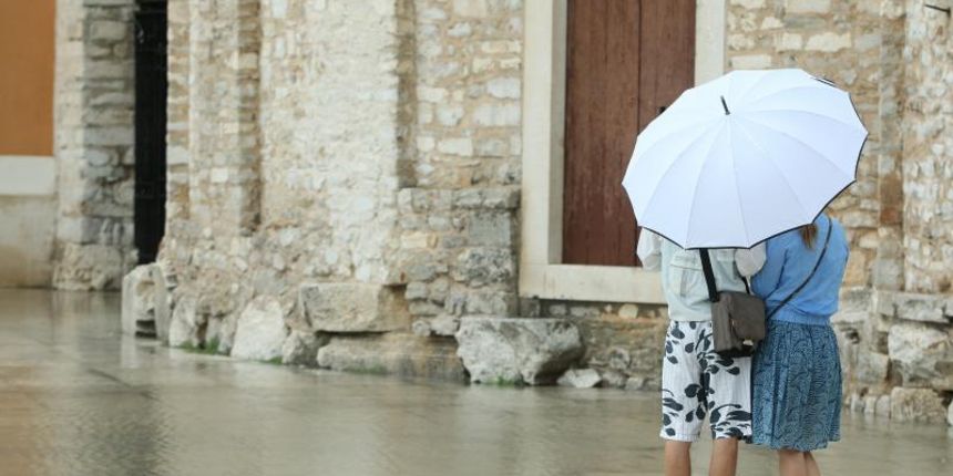 Opis 30.7.2014., Zadar – Obilna kisa opet je u potpunosti potopila anticki Forum. Poplava je zadavala glavobolje turistima koji su se pokusavali probiti do crkve sv.Donata. Photo: Dino Stanin/PIXSELL Autor Dino Stanin/PIXSELL Ključne riječi turizam, l Opis 30.7.2014., Zadar – Obilna kisa opet je u potpunosti potopila anticki Forum. Poplava je zadavala glavobolje turistima koji su se pokusavali probiti do crkve sv.Donata. Photo: Dino Stanin/PIXSELL Autor Dino Stanin/PIXSELL Ključne riječi turizam, l