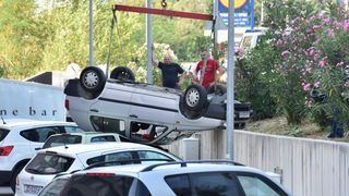 Zadar: U nesreći u ulici Benka Benkovića došlo do prevrtanja vozila koje je palo na parkiralište