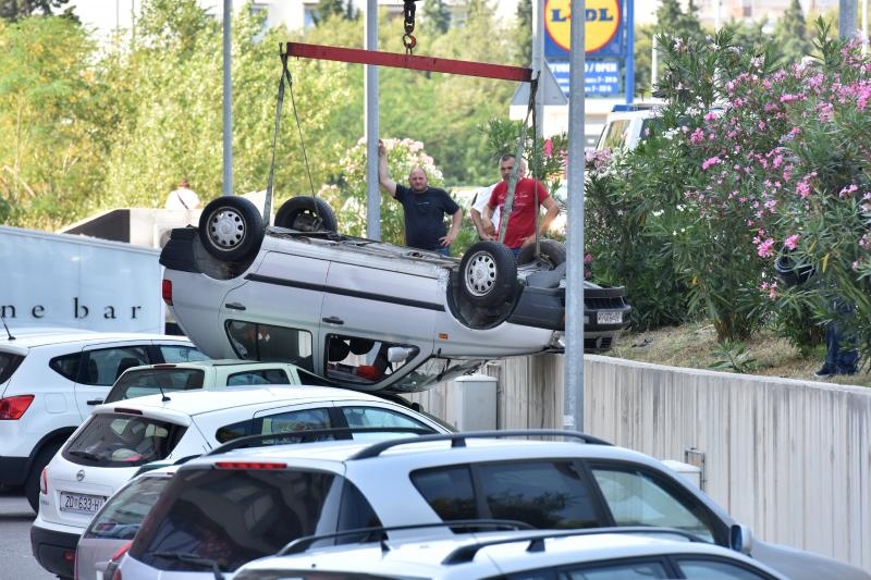 Zadar: U nesreći u ulici Benka Benkovića došlo do prevrtanja vozila koje je palo na parkiralište
