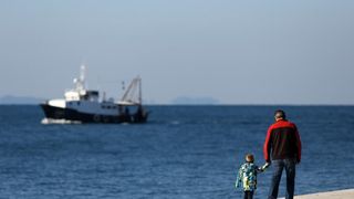 Prohladan, ali iznimno lijep i sunčan dan građani Zadra su iskoristili za šetnju prekrasnom rivom.  Photo: Filip Brala/PIXSELL