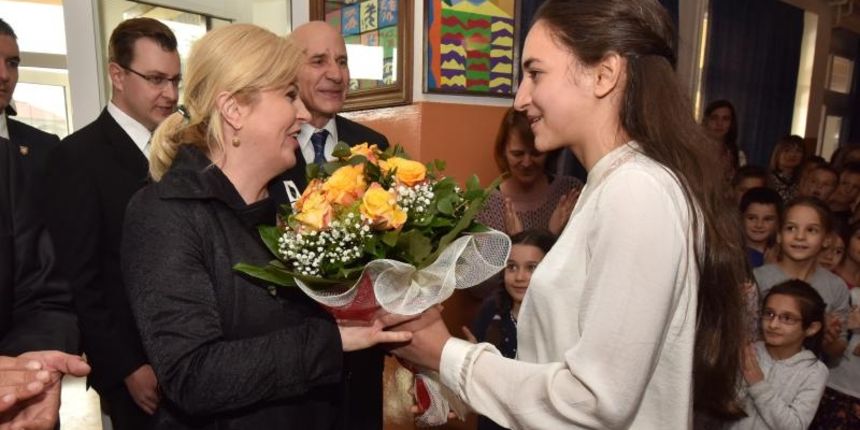 Predsjednica Kolinda Grabar Kitarović položila vijenac i zapalila svijeće za žrtve Škabrnje, Foto: Dino Stanin/PIXSELL Predsjednica Kolinda Grabar Kitarović položila vijenac i zapalila svijeće za žrtve Škabrnje, Foto: Dino Stanin/PIXSELL
