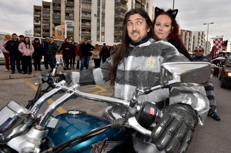 Karnevalska povorka okupila se na parkiralistu kod ‘Ljepotice’ a potom je krenula prema sredisnjem gradskom Trgu. Photo: Dino Stanin/PIXSELL