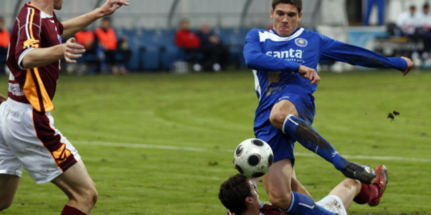 Zadar, 201110.Igraliste Stanovi.Nogometna utakmica NK Zadar – NK Varteks. Na fotografiji: Igrac Zadra Toni Pezo.Foto: Jure Miskovic / CROPIX Zadar, 201110.Igraliste Stanovi.Nogometna utakmica NK Zadar – NK Varteks. Na fotografiji: Igrac Zadra Toni Pezo.Foto: Jure Miskovic / CROPIX