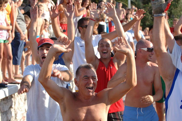Zadar, 050809.
Danas je u mjestu Poljana na otoku Ugljanu odrzana festa, uz raznoliki program tu se i naslo vec tradicionalno potezanje konopa preko uvale, zanimljivo po tome jer sudjeluje vise stotina ljudi a natjecu se dvije strane mjesta svi domaci i g Zadar, 050809.
Danas je u mjestu Poljana na otoku Ugljanu odrzana festa, uz raznoliki program tu se i naslo vec tradicionalno potezanje konopa preko uvale, zanimljivo po tome jer sudjeluje vise stotina ljudi a natjecu se dvije strane mjesta svi domaci i g