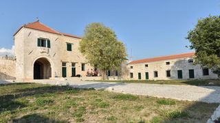 Han Maskovica izgradjen u 17. stoljecu i sluzio je u civilne svrhe kao svratiste, odmoriste i rezidencija. Objekt je izgradio Jusuf Maskovic, visoki dostojanstvenik na turskom dvoru, inace rodom iz Vrane ili iz Pakostana. Zapocet je u vrijeme izbijanja K Han Maskovica izgradjen u 17. stoljecu i sluzio je u civilne svrhe kao svratiste, odmoriste i rezidencija. Objekt je izgradio Jusuf Maskovic, visoki dostojanstvenik na turskom dvoru, inace rodom iz Vrane ili iz Pakostana. Zapocet je u vrijeme izbijanja K