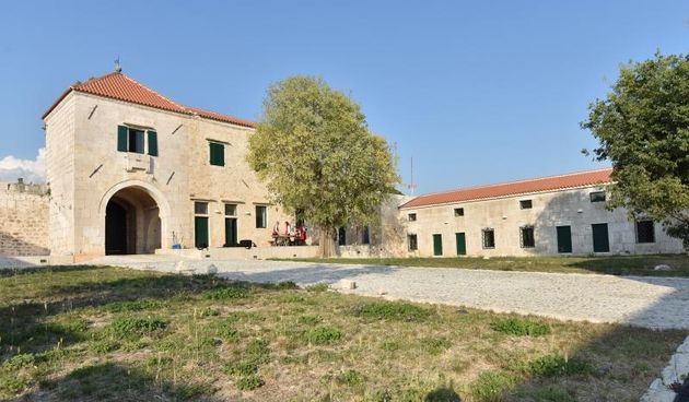 Han Maskovica izgradjen u 17. stoljecu i sluzio je u civilne svrhe kao svratiste, odmoriste i rezidencija. Objekt je izgradio Jusuf Maskovic, visoki dostojanstvenik na turskom dvoru, inace rodom iz Vrane ili iz Pakostana. Zapocet je u vrijeme izbijanja K