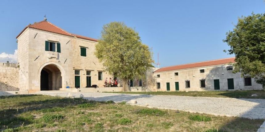 Han Maskovica izgradjen u 17. stoljecu i sluzio je u civilne svrhe kao svratiste, odmoriste i rezidencija. Objekt je izgradio Jusuf Maskovic, visoki dostojanstvenik na turskom dvoru, inace rodom iz Vrane ili iz Pakostana. Zapocet je u vrijeme izbijanja K Han Maskovica izgradjen u 17. stoljecu i sluzio je u civilne svrhe kao svratiste, odmoriste i rezidencija. Objekt je izgradio Jusuf Maskovic, visoki dostojanstvenik na turskom dvoru, inace rodom iz Vrane ili iz Pakostana. Zapocet je u vrijeme izbijanja K