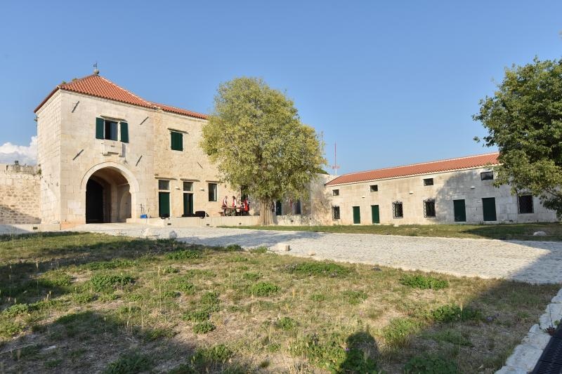 Han Maskovica izgradjen u 17. stoljecu i sluzio je u civilne svrhe kao svratiste, odmoriste i rezidencija. Objekt je izgradio Jusuf Maskovic, visoki dostojanstvenik na turskom dvoru, inace rodom iz Vrane ili iz Pakostana. Zapocet je u vrijeme izbijanja K Han Maskovica izgradjen u 17. stoljecu i sluzio je u civilne svrhe kao svratiste, odmoriste i rezidencija. Objekt je izgradio Jusuf Maskovic, visoki dostojanstvenik na turskom dvoru, inace rodom iz Vrane ili iz Pakostana. Zapocet je u vrijeme izbijanja K