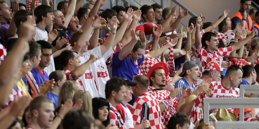 Rukomet. Hrvatski navijači u dvorani SC Višnjik u Zadru Rukomet. Hrvatski navijači u dvorani SC Višnjik u Zadru