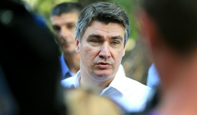 Premijer Zoran Milanović posjetio je danas Splitsko Sveučilište gdje je sudjelovao na službenom otvorenju Programa postakademskog zapošljavanja kojem se priključilo oko 20 studenata sa svih splitskih sveučilišta.  Preuzimanje (Desni klik – odaberite “save