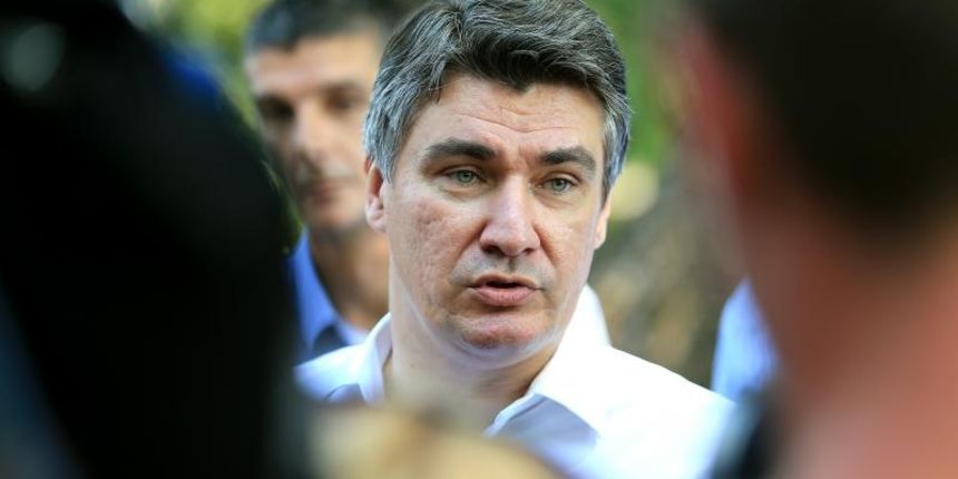 Premijer Zoran Milanović posjetio je danas Splitsko Sveučilište gdje je sudjelovao na službenom otvorenju Programa postakademskog zapošljavanja kojem se priključilo oko 20 studenata sa svih splitskih sveučilišta. Preuzimanje (Desni klik – odaberite “save Premijer Zoran Milanović posjetio je danas Splitsko Sveučilište gdje je sudjelovao na službenom otvorenju Programa postakademskog zapošljavanja kojem se priključilo oko 20 studenata sa svih splitskih sveučilišta. Preuzimanje (Desni klik – odaberite “save