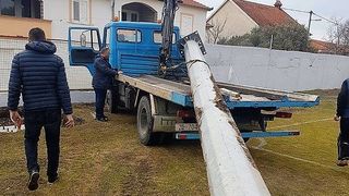 Postavljaju se reflektori na stadion biogradskog HNK Primorac Postavljaju se reflektori na stadion biogradskog HNK Primorac