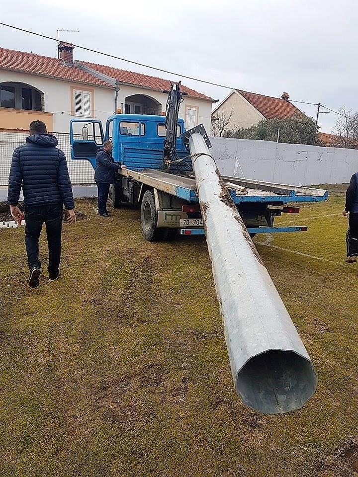 Postavljaju se reflektori na stadion biogradskog HNK Primorac Postavljaju se reflektori na stadion biogradskog HNK Primorac