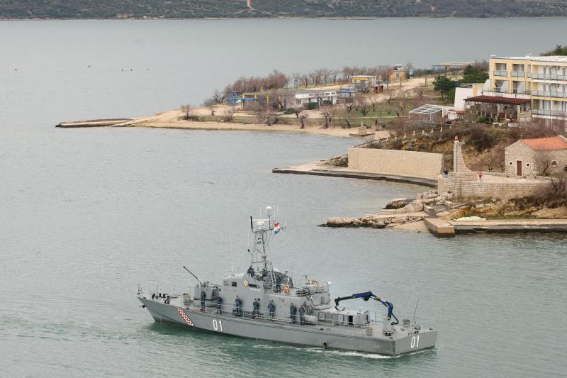 Polaganjem vijenaca na središnjem križu, u Novigradu je obilježena obljetnica pogibije članova HRM-a i Druge gardijske brigade za vrijeme akcije Maslenica. Photo: Dino Stanin/PIXSELL Polaganjem vijenaca na središnjem križu, u Novigradu je obilježena obljetnica pogibije članova HRM-a i Druge gardijske brigade za vrijeme akcije Maslenica. Photo: Dino Stanin/PIXSELL