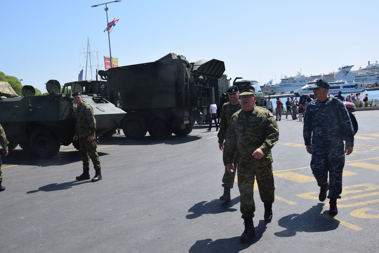 RTOP Vukovar i Kiowa Warrior na splitskoj rivi RTOP Vukovar i Kiowa Warrior na splitskoj rivi