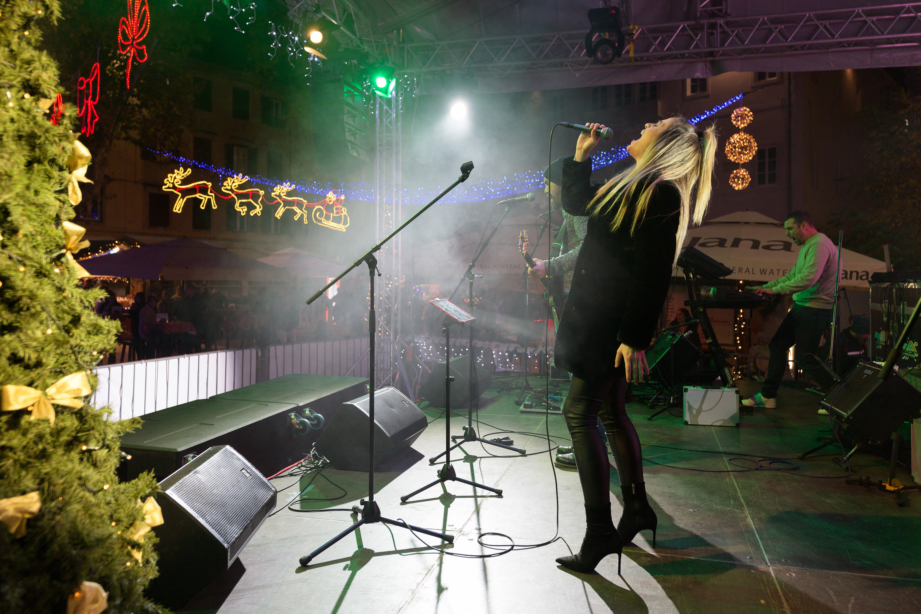 Sveti Nikola i bend Zaratino razveselili i zabavili posjetitelje Sveti Nikola i bend Zaratino razveselili i zabavili posjetitelje
