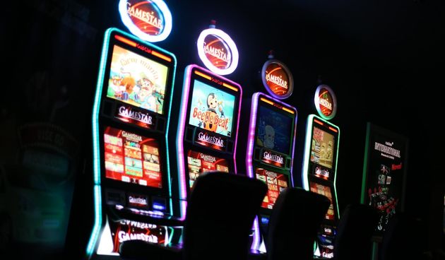 DIVLJAO U AUTOMAT KLUBU Rukom razbio monitor na aparatu za igre na sreću i pobjegao!