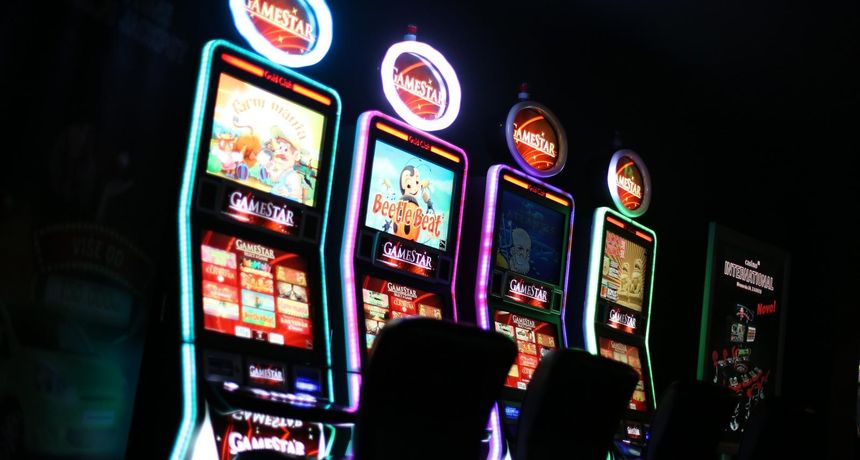 DIVLJAO U AUTOMAT KLUBU Rukom razbio monitor na aparatu za igre na sreću i pobjegao! DIVLJAO U AUTOMAT KLUBU Rukom razbio monitor na aparatu za igre na sreću i pobjegao!