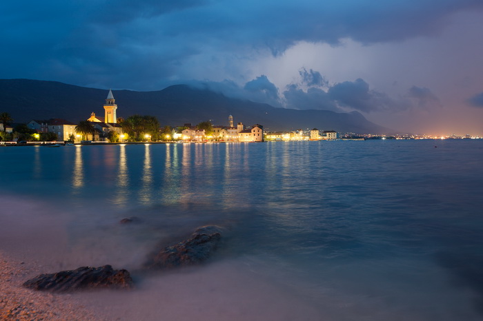Kastela, 130912.
Prodorom hladnog zraka te formiranjem ciklone koju je Crometeo Tim nazvao “Dujomir” u ranim jutarnjim satima Splitsku okolicu je zahvatilo jako grmljavinsko nevrijeme, dok je u Rijeci palo preko 220 litara kise po cetvornom metru u samo Kastela, 130912.
Prodorom hladnog zraka te formiranjem ciklone koju je Crometeo Tim nazvao “Dujomir” u ranim jutarnjim satima Splitsku okolicu je zahvatilo jako grmljavinsko nevrijeme, dok je u Rijeci palo preko 220 litara kise po cetvornom metru u samo