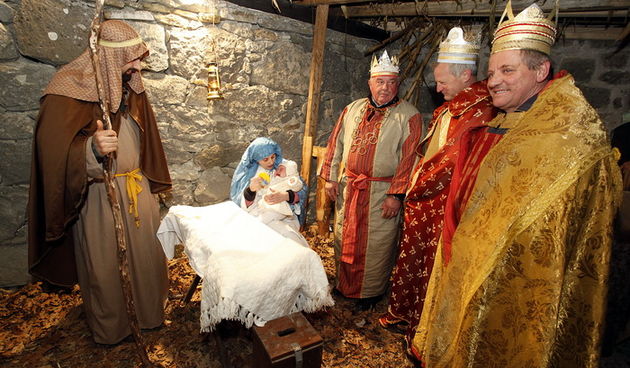 Gracisce, 060112.
U Graciscu na Sveta Tri Kralja cetvrti puta po redu odrzane su zive jaslice. U organizaciji Zivih jaslica sudjeluje oko 120 sudionika. Kroz ulice Gracisca povorka se kretala uz popratne radionice (stolar, bacvar, kovac, pastiri, cuvari g