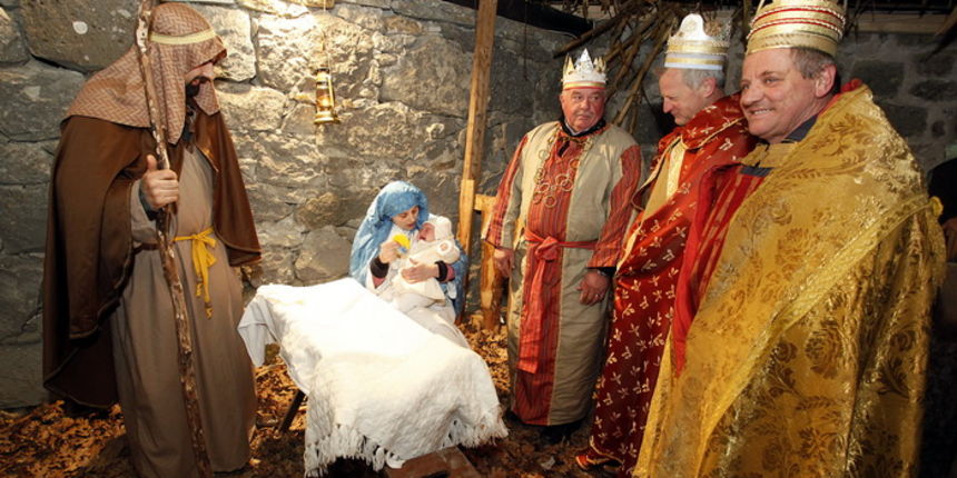 Gracisce, 060112.
U Graciscu na Sveta Tri Kralja cetvrti puta po redu odrzane su zive jaslice. U organizaciji Zivih jaslica sudjeluje oko 120 sudionika. Kroz ulice Gracisca povorka se kretala uz popratne radionice (stolar, bacvar, kovac, pastiri, cuvari g Gracisce, 060112.
U Graciscu na Sveta Tri Kralja cetvrti puta po redu odrzane su zive jaslice. U organizaciji Zivih jaslica sudjeluje oko 120 sudionika. Kroz ulice Gracisca povorka se kretala uz popratne radionice (stolar, bacvar, kovac, pastiri, cuvari g