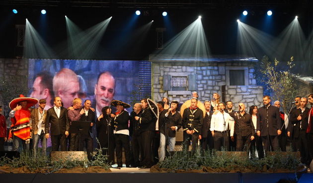 Zadar, 121110.
 Dvorana Kresimira Cosica.Festival zabavne glazbe Zadar 2010. Prva vecer. 
Na fotografiji : Izvodjaci  u nesluzbenom djelu programa pjevalju pjesme Tomislava Ivcica.
Foto : Vladimir Ivanov / Cropix