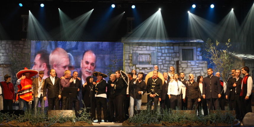 Zadar, 121110.
 Dvorana Kresimira Cosica.Festival zabavne glazbe Zadar 2010. Prva vecer. 
Na fotografiji : Izvodjaci  u nesluzbenom djelu programa pjevalju pjesme Tomislava Ivcica.
Foto : Vladimir Ivanov / Cropix