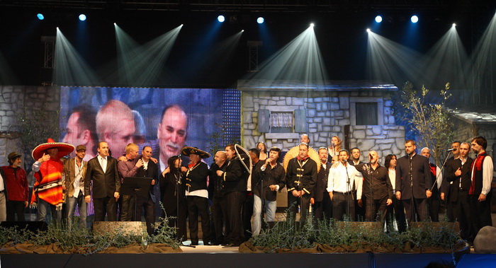 Zadar, 121110.
Dvorana Kresimira Cosica.Festival zabavne glazbe Zadar 2010. Prva vecer.
Na fotografiji : Izvodjaci u nesluzbenom djelu programa pjevalju pjesme Tomislava Ivcica.
Foto : Vladimir Ivanov / Cropix Zadar, 121110.
Dvorana Kresimira Cosica.Festival zabavne glazbe Zadar 2010. Prva vecer.
Na fotografiji : Izvodjaci u nesluzbenom djelu programa pjevalju pjesme Tomislava Ivcica.
Foto : Vladimir Ivanov / Cropix