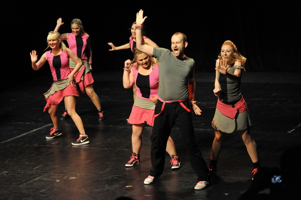 Zadar, 180513.
Veceras je u kazalistu lutaka odrzan Zadarski plesni festival In memoriam Nives Simatovic-Predovan na kojem se predstavilo 19 plesnih ansambla iz 12 gradova.
Na fotografiji: nastup na plesnom festivalu.
Foto: Luka Gerlanc / CROPIX Zadar, 180513.
Veceras je u kazalistu lutaka odrzan Zadarski plesni festival In memoriam Nives Simatovic-Predovan na kojem se predstavilo 19 plesnih ansambla iz 12 gradova.
Na fotografiji: nastup na plesnom festivalu.
Foto: Luka Gerlanc / CROPIX