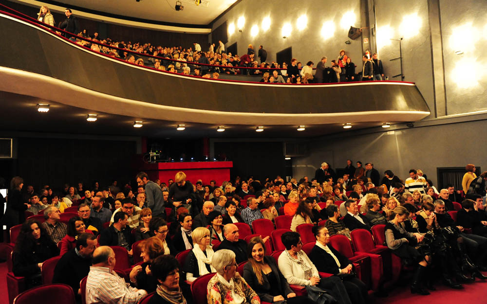 Zadar, 28.02.2013. snimio: Nenad Marčev,
PLANET ART,
Raymond Queneu,
STILSKE VJEŽBE,
Redatelj Tomislav Radić,
Igraju: Lela Margitić i Pero Kvrgić,
Dvorana HNK Zadar Zadar, 28.02.2013. snimio: Nenad Marčev,
PLANET ART,
Raymond Queneu,
STILSKE VJEŽBE,
Redatelj Tomislav Radić,
Igraju: Lela Margitić i Pero Kvrgić,
Dvorana HNK Zadar