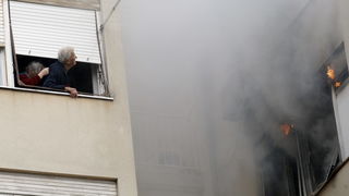 Zadar, 010311.
Jutros je izbio pozar u stanu u ulici Put Murata na Vostarnici. Za vrijeme nastanka pozara u stanu su bile dvije osobe koje su izasle neozlijedjene. Vatrogasci su na terenu, a ocevid je u tijeku.
Foto: Jure Miskovic / CROPIX