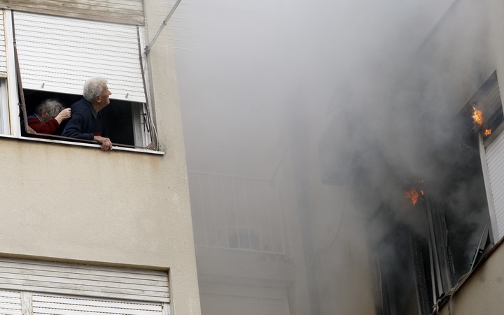 Zadar, 010311.
Jutros je izbio pozar u stanu u ulici Put Murata na Vostarnici. Za vrijeme nastanka pozara u stanu su bile dvije osobe koje su izasle neozlijedjene. Vatrogasci su na terenu, a ocevid je u tijeku.
Foto: Jure Miskovic / CROPIX
