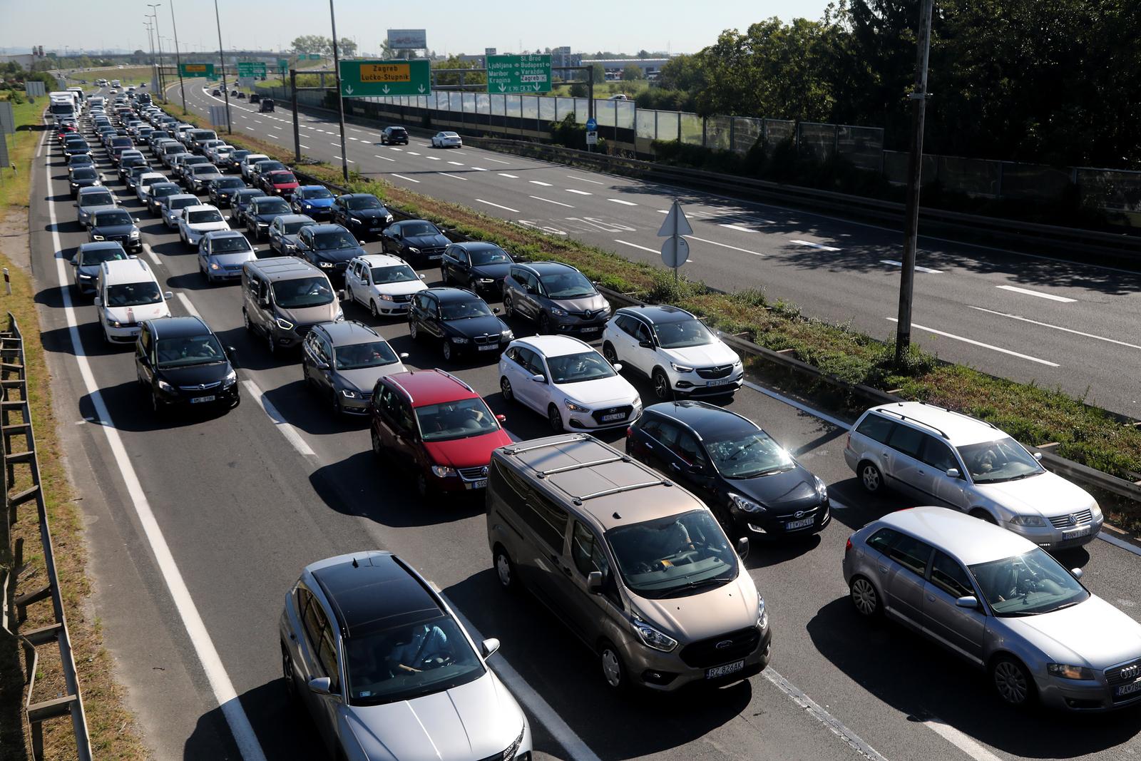 Gužve na naplatnim kućicama Lučko u smjeru mora