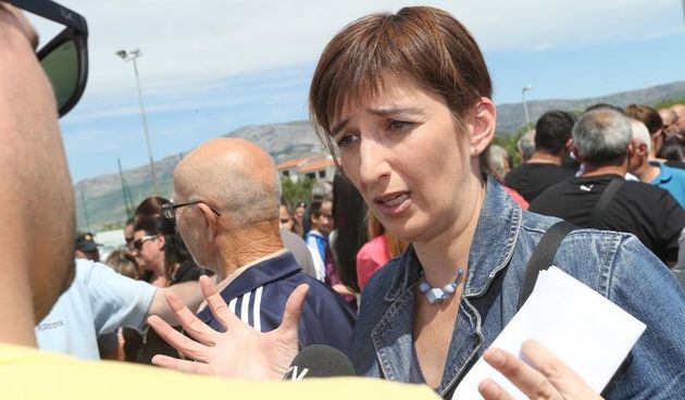 Stanovnici okolice odlagalista Karepovac desetljecima imaju problema s nesnosljivim smradom, raznesenim smecem i ostalim problemima koje im donosi smetliste. Danas su jos jednom organizirali prosvjed na kojem im se obratio i gradonacelnik Ivo Baldasar kao